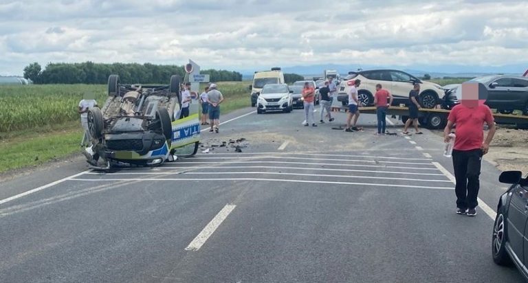 UPDATE: Trei mașini, inclusiv una de poliție, implicate într-un accident grav în Timiș. Elicopter SMURD solicitat.