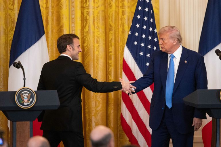 Trump: „Ce spune Macron nu contează”