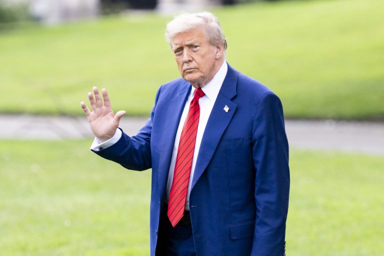 Trump va vizita centrul de detenţie pentru migranţi