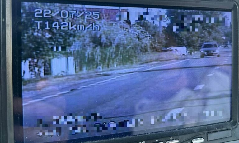 Vâlcea: Şofer de 25 de ani prins cu 142 km/h
