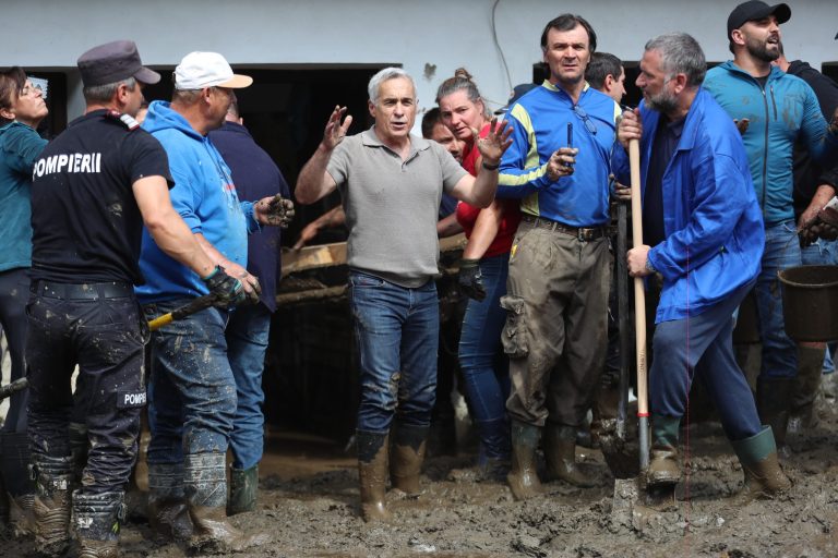 Călin Georgescu a ajuns la Broșteni, oraș afectat de inundații.