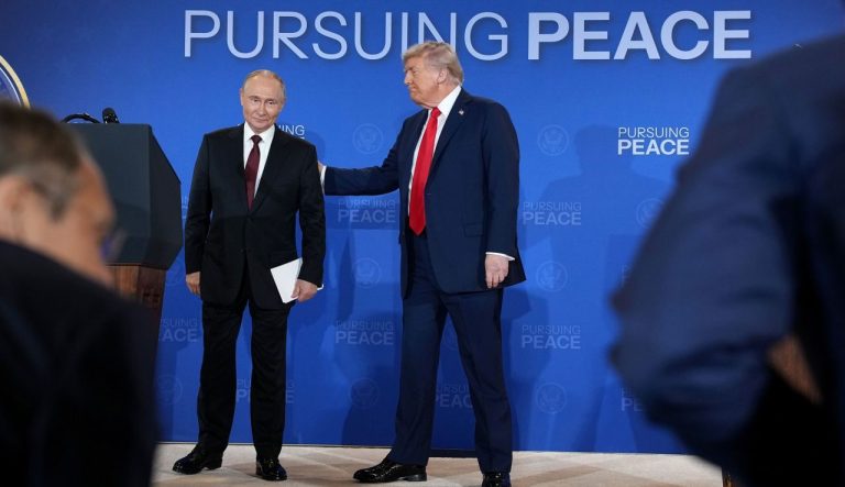 Documente secrete despre summitul Putin-Trump găsite în hotel