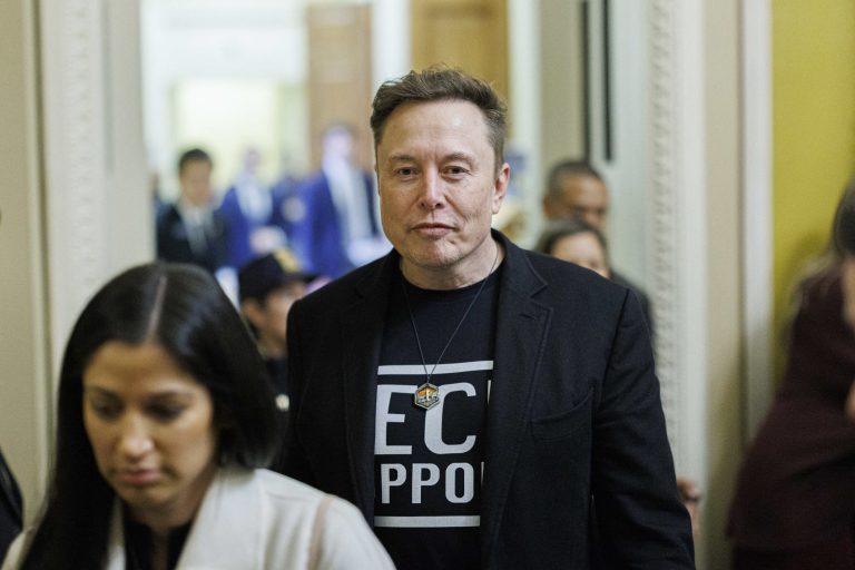 Elon Musk acuză Apple de practici anti-concurențiale