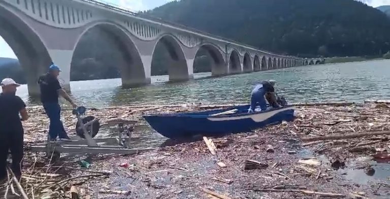 Forțele care curăță lacul de acumulare Izvorul Muntelui