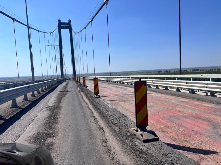 Infiltrații de apă pe podul de la Brăila