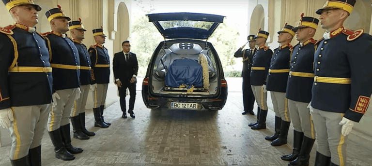 Ion Iliescu părăsește Palatul Cotroceni pentru ultima dată.