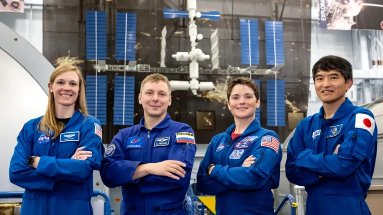 Patru astronauți s-au întors pe Pământ după cinci luni.