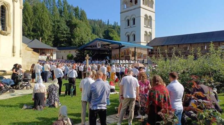 Suceava: Mii de credincioși la Liturghia de la Putna