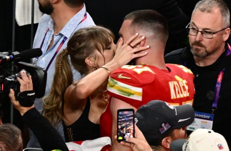 Taylor Swift și Travis Kelce s-au logodit.