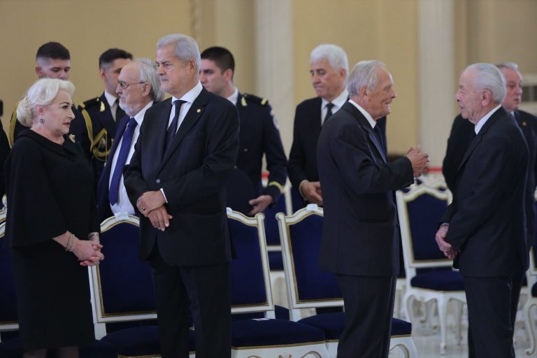 Theodor Stolojan și Viorica Dăncilă la catafalcul lui Ion Iliescu