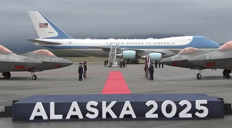Trump a aterizat în Alaska pentru summitul cu Putin