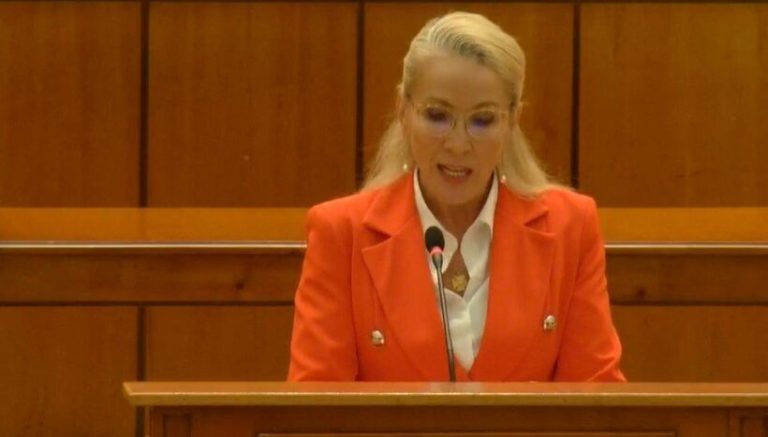 A început dezbaterea moţiunii de cenzură „Opriţi sărăcirea românilor!”