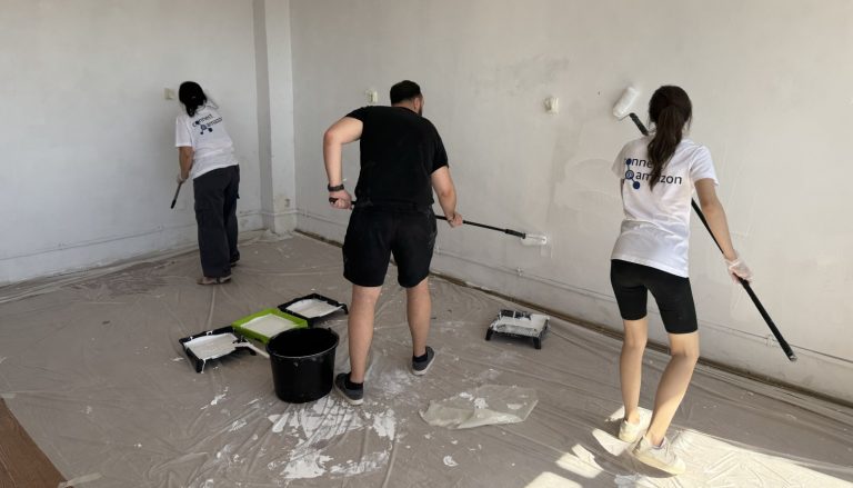 Angajații Amazon Iași au renovat școala din Dumești