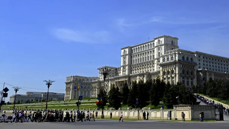 Angajații Senatului solicită îndepărtarea antenelor de pe Parlament