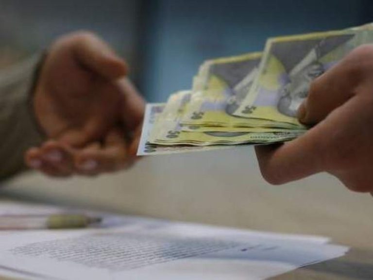 Burse de 2.000 de euro pentru elevi și studenți excepționali