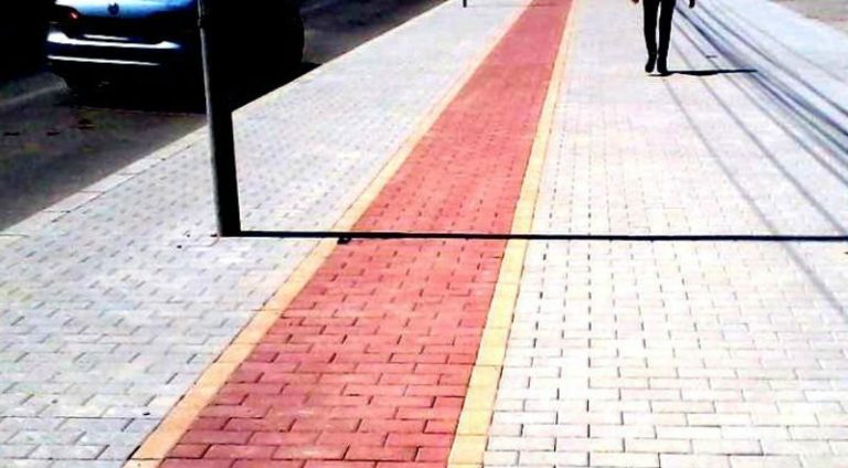 Cursă pentru construirea trotuarelor în Rediu și asfaltare
