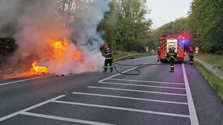 Doi tineri au scăpat dintr-un incendiu la DN 17