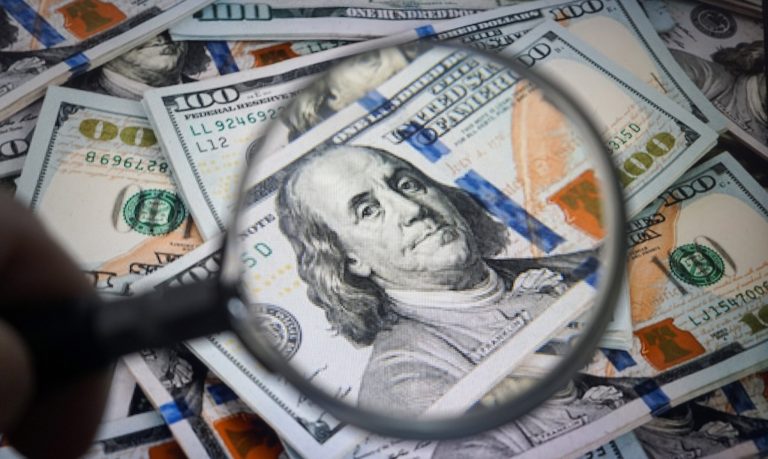 Dolarul rămâne stabil, traderii așteaptă inflația și BCE
