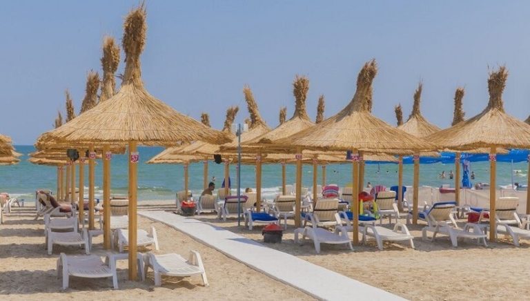 Efectul tăierii voucherelor: turiștii români ocolesc țara