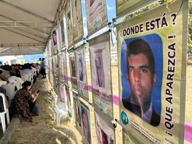 Foști rebeli FARC și soldați columbieni exhumă victimele războiului