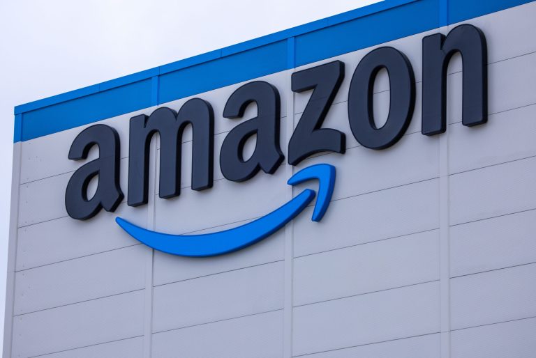 Gigantul Amazon analizat de instanța federală: păcălirea clienților pentru Prime