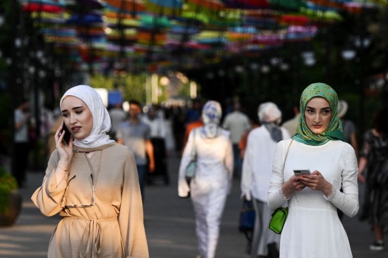 Guvernul austriac propune interzicerea vălului islamic în școli