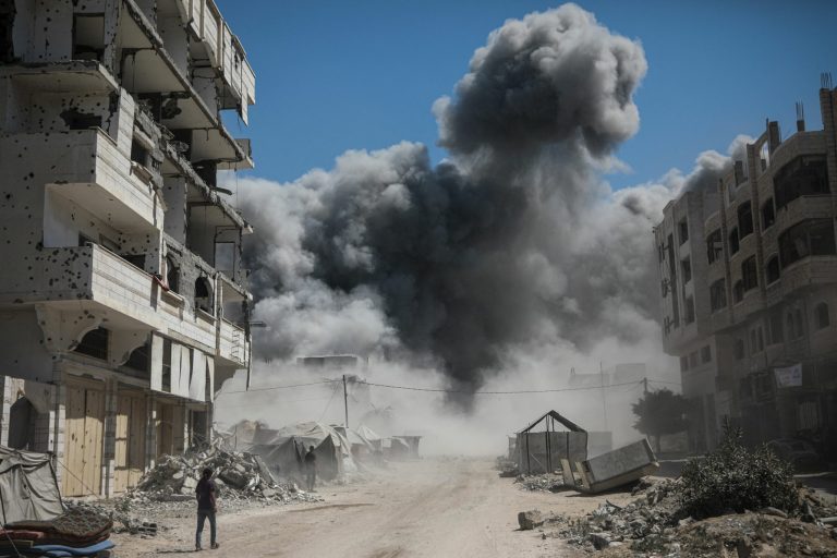 Internetul și liniile telefonice întrerupte în Gaza