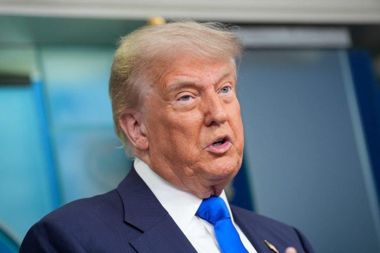 Majoritatea americanilor resping extinderea puterii executive a lui Trump