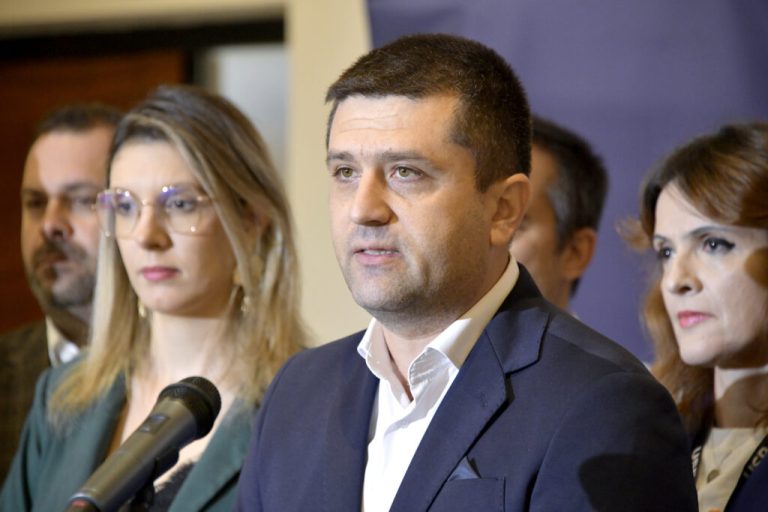 Ministrul Economiei: Plecarea lui Bolojan ar provoca „o criză politică” cu prețuri mai mari pentru cetățeni.