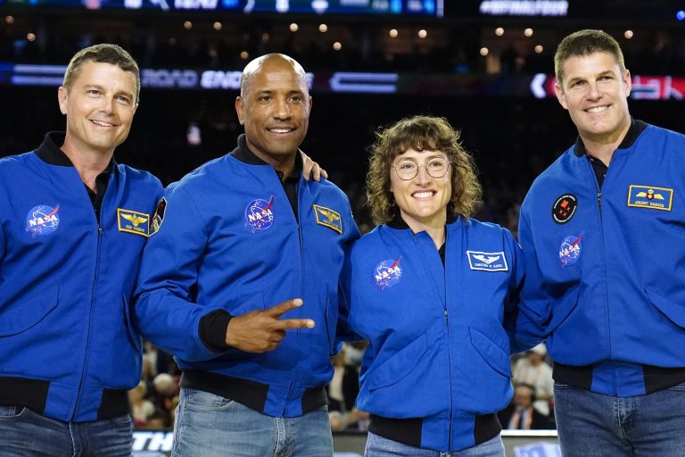 NASA trimite astronauți din nou în jurul Lunii