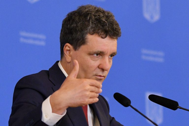 Nicuşor Dan: Nu e plăcut să plăteşti pentru apărare în loc de educaţie