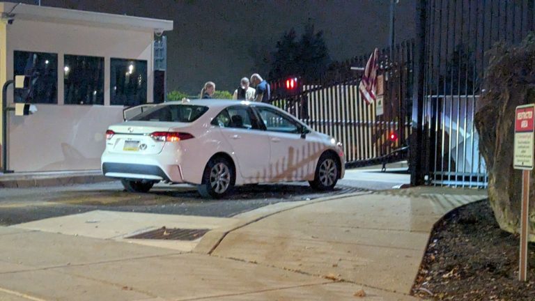 O mașină a intrat în sediul FBI din Pittsburgh