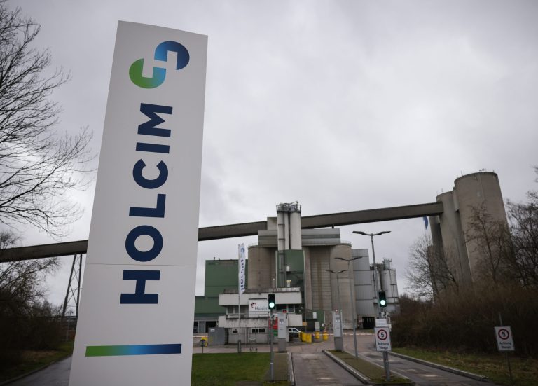 Patru localnici dintr-o insulă indoneziană în instanță cu Holcim