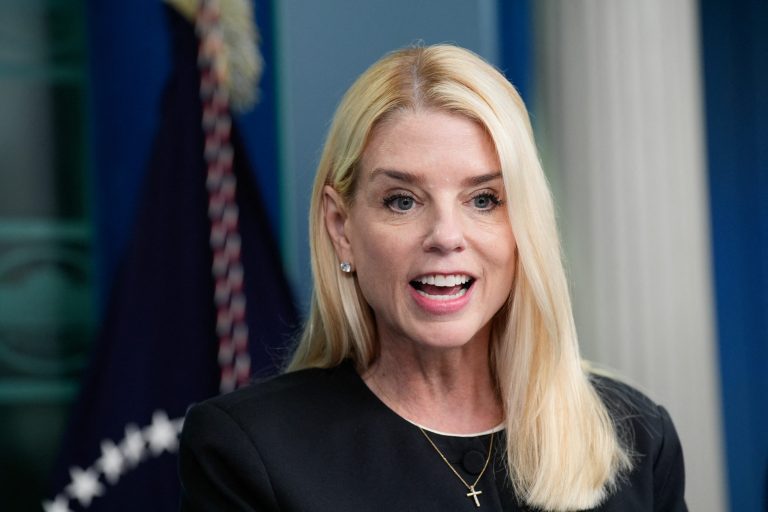 Procurorul General Pam Bondi ezită să-l acuze pe James Comey