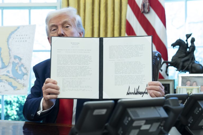 Trump a semnat ordinul de redenumire a Departamentului Apărării