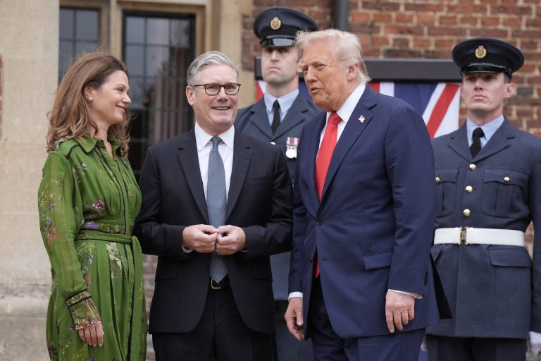 Trump i-a spus lui Starmer să oprească migranții cu armata
