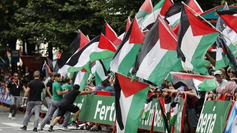 Turul Spaniei, fără câştigător în etapa a 11-a. Manifestanţi pro-palestinieni au perturbat sosirea.