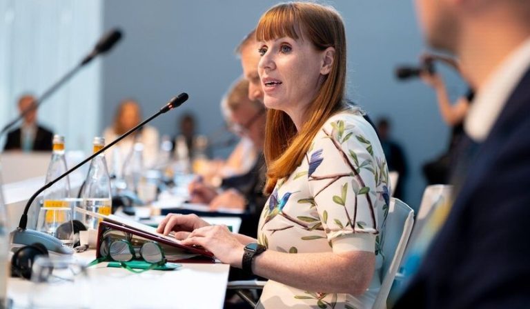 Un nou scandal în guvernul britanic: vicepremierul recunoaşte impozitele mai mici.