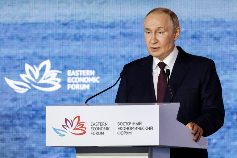 Vladimir Putin avertizează că trupele occidentale din Ucraina sunt ținte legitime.