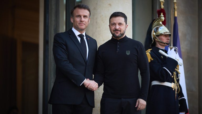Zelenski se întâlnește cu Macron la Paris înainte de summit