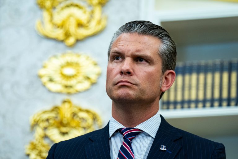 Înalți oficiali ai administrației Trump se mută în baze militare