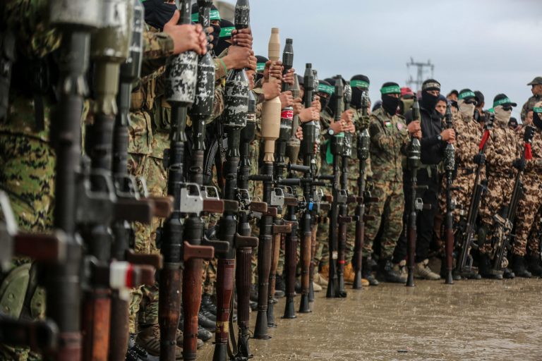 Israelul a atacat Fâşia Gaza, ignorând armistiţiul.