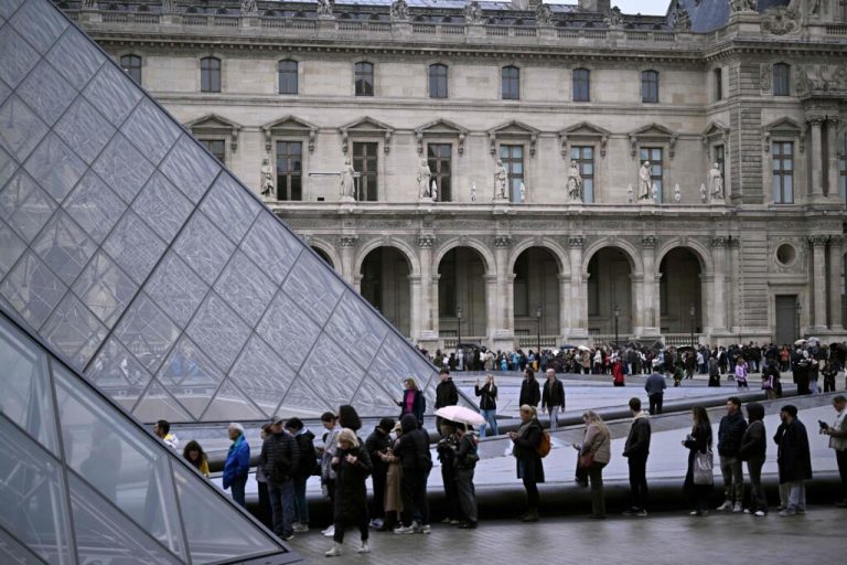 Jaful de la Louvre: Doi bărbați reținuți de poliție
