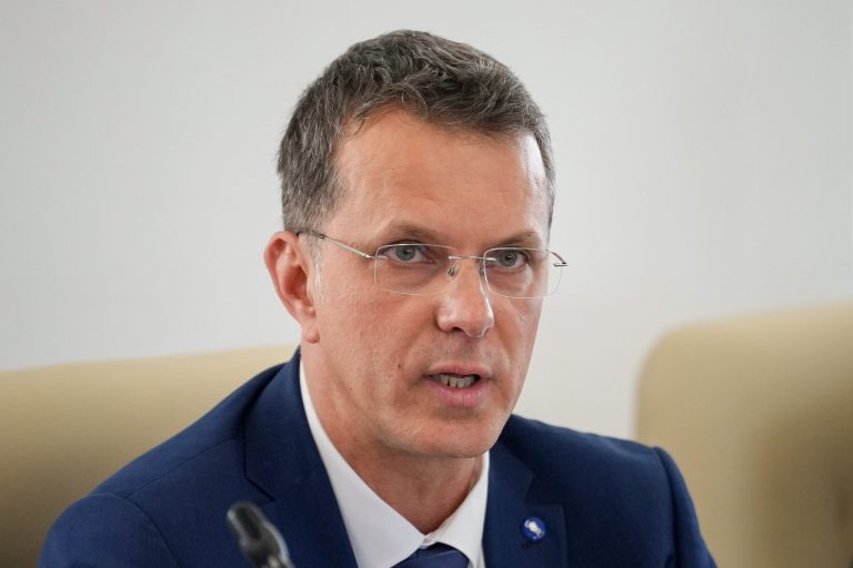Moșteanu: Nu se discută despre serviciul militar obligatoriu