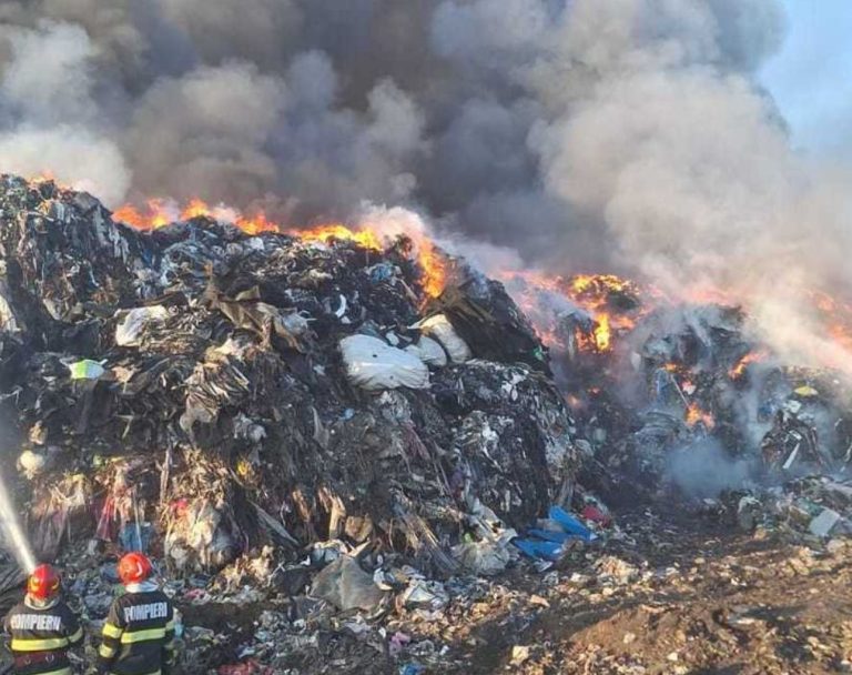 Prahova: Incendiu puternic, fum dens la o firmă