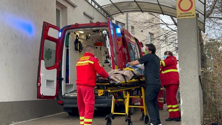 Vâlcea – Bărbat tăiat la gât, s-a aruncat de la etaj