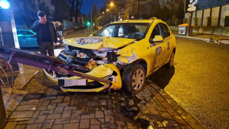 Accident în intersecție: șofer internat la spital