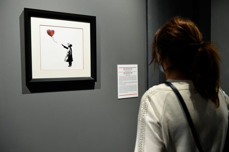 Bărbat condamnat la 13 luni pentru furarea unei picturi Bansky