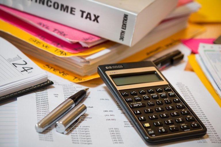 Bolojan: Impozitul pe cifra de afaceri înhibă investițiile