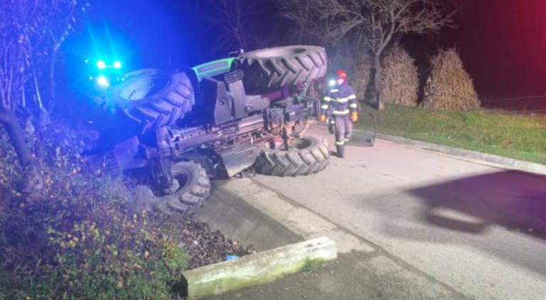 Botoșani: Trei bărbați spitalizați după răsturnarea tractorului